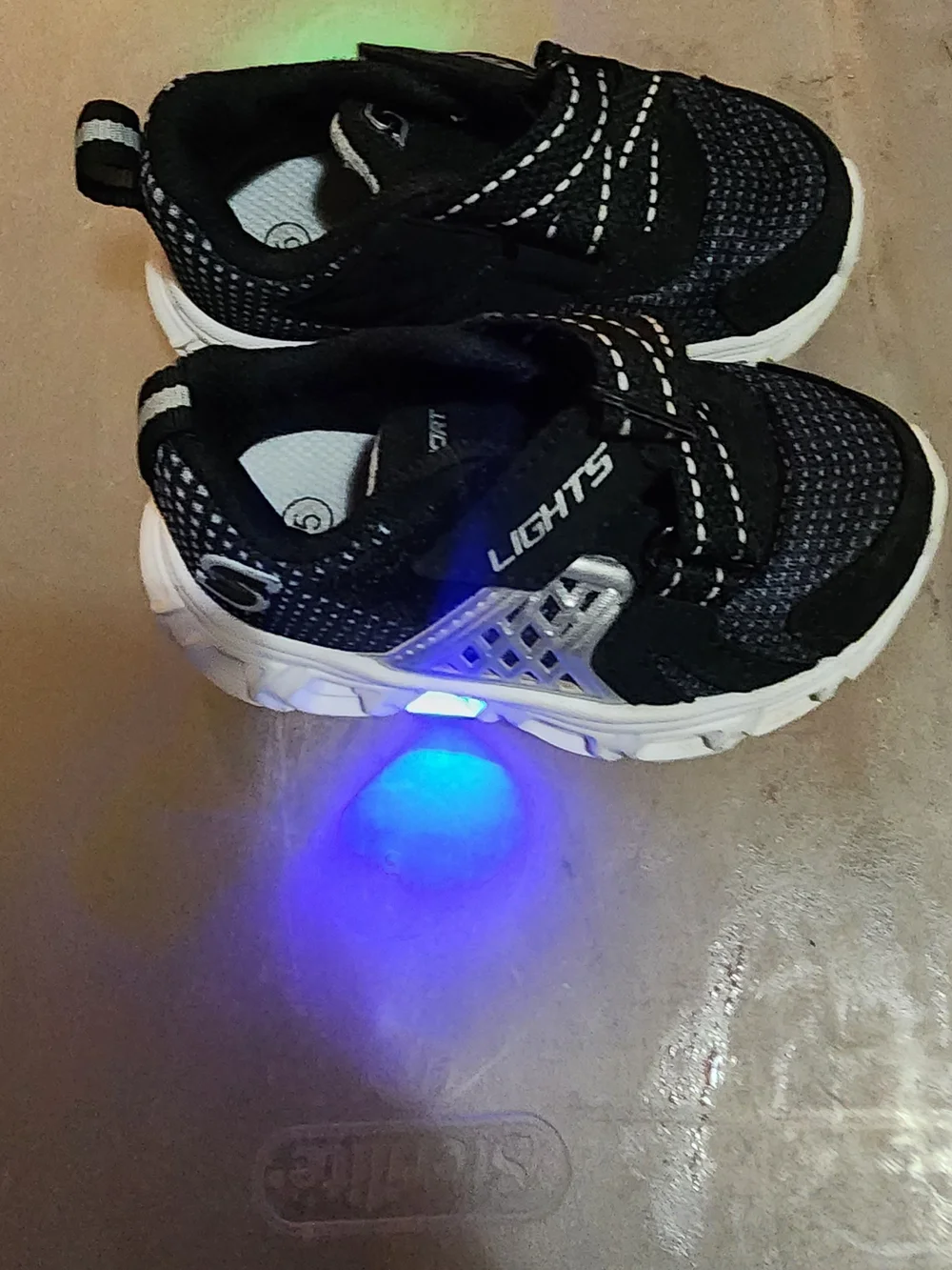 Skechers Black Kids Light-Up Sneakers with White Soles zigzag design size 5